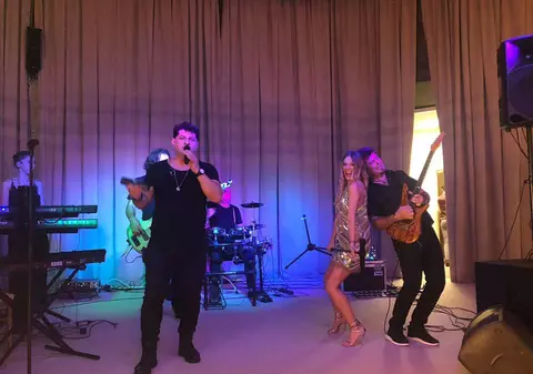 VIDEO/ Și ei au pățit ”rușinea” pe scenă! Tavi Colen și iubita lui au uitat versurile piesei