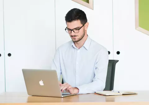 Un tânăr de 21 de ani a creat o platformă care identifică firmele rău-platnice