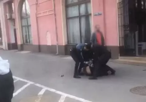 VIDEO | Un  agent şef de la Penitenciarul Oradea a fost atacat cu spray lacrimogen de un fost deţinut în plină stradă!