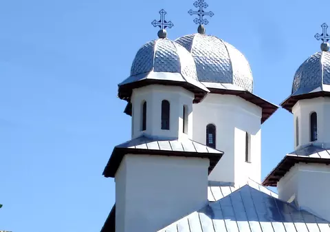 Un bărbat din Cluj se zbate între viață și moarte, după ce a căzut de pe o biserică