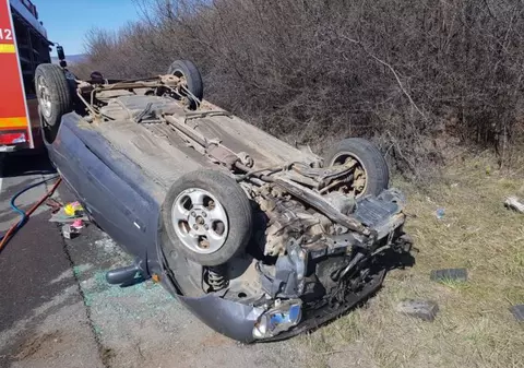 O tânără s-a răsturnat cu mașina în care avea și copiii. Micuții au fost răniți