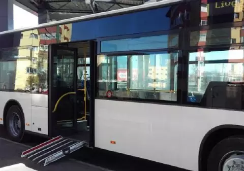 O femeie a fost rănită după ce a căzut dintr-un autobuz în Brașov
