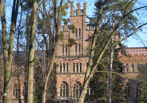 CORESPONDENȚĂ DIN UCRAINA | Libertatea a pătruns în clădirile din patrimoniul UNESCO de la Cernăuți, a asistat la cursuri de teologie LIVE și a vorbit cu ucrainenii: „Vin să se roage doar la restanțe"