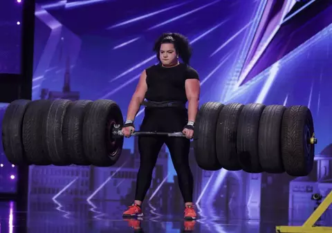 VIDEO/ Cea mai puternică femeie din România a șocat la ”Românii au talent”. „Trag un tir de 7 tone”