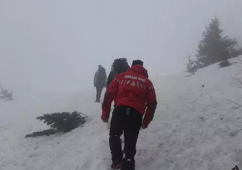 Un cadavru a fost descoperit în Munții Bucegi. Trupul îi aparține unui bărbat din Giurgiu care avea în buzunar un trandafir roșu