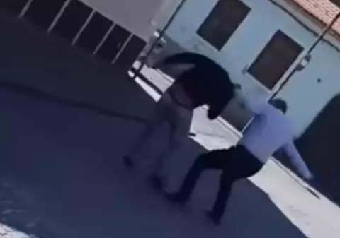 VIDEO | Un hoț de bijuterii a fost prins în fapt chiar de patronul magazinului și bătut în plină stradă