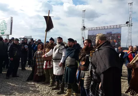 VIDEO&FOTO/ Mii de oameni, la inaugurarea singurului metru de autostradă din Moldova. Unii participanți au venit în costume de daci