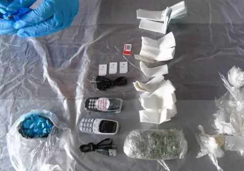 Șobolani morți folosiți pentru a introduce droguri și telefoane mobile în închisori