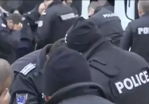 VIDEO | Poliţiştii bulgari şi-au dat singuri cu spray iritant în ochi, din cauza vântului, în timpul unui protest