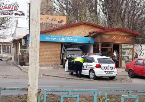 O șoferiță din Galați a intrat cu mașina în biroul parlamentar al unui senator! Din ce cauză s-a produs accidentul