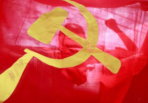 Trei ani de închisoare dacă te adresezi cu "tovarăşe", 10 ani dacă promovezi doctrina printr-o organizație. USR vrea lege împotriva simbolurilor şi propagandei comuniste