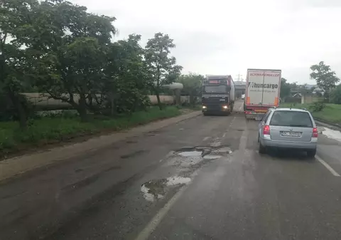 Consiliul Județean Bacău, obligat să plătească daune pentru o stradă cu gropi. Procesul durează din 2013