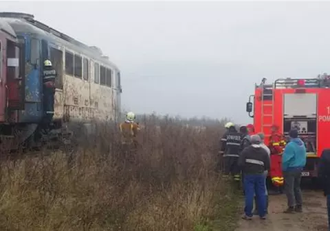 Tren oprit în câmp după ce stâlpii au luat foc, la Iași. Poliția a deschis o anchetă