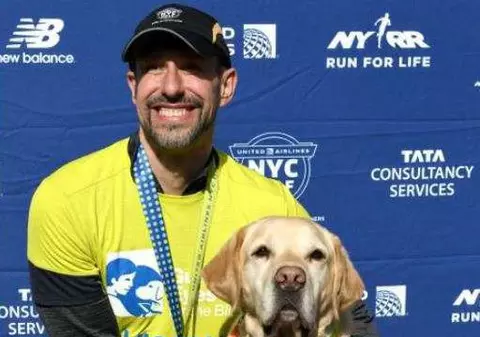 Nevăzătorul Thomas Panek a terminat semimaratonul de la New York cu ajutorul ghizilor canini