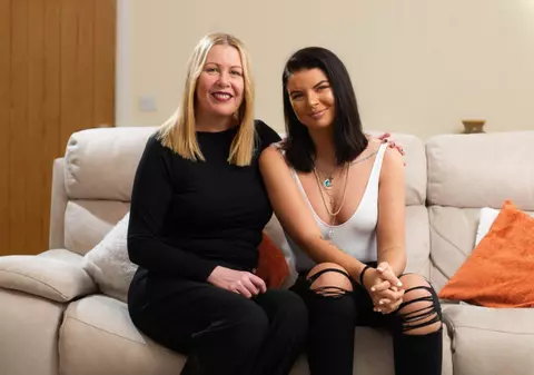 FOTO | O tânără câștigă 140.000 de euro pe an din fotografiile deocheate pe care i le face mama ei