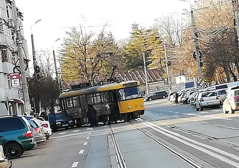 Un tramvai a sărit de pe linii la Botoșani. A lovit o mașină parcată în zonă