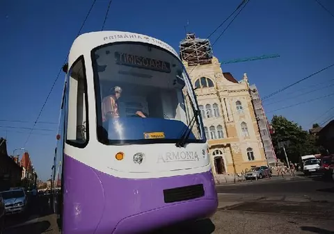 Un tânăr de 16 ani a vandalizat un tramvai la Timișoara. A spart geamul cu piciorul, de nervi |VIDEO