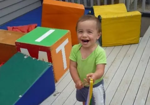 Un băiețel din Noua Zeelandă s-a înecat cu un măr și i-a fost afectat creierul. Copilul de doi ani nu se mai poate mișca / FOTO