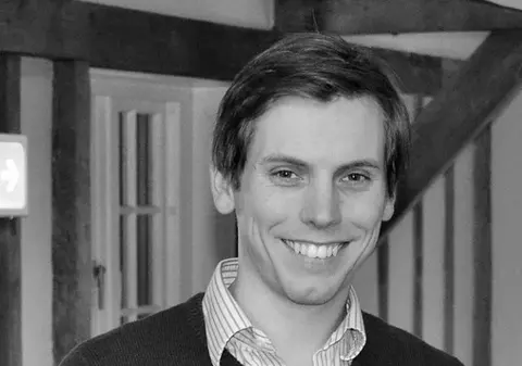 Un tânăr din Marea Britanie care suferă de cancer nu-și poate săruta soția și fetița. Motivul sfâșietor pentru care medicii i-au interzis acest lucru