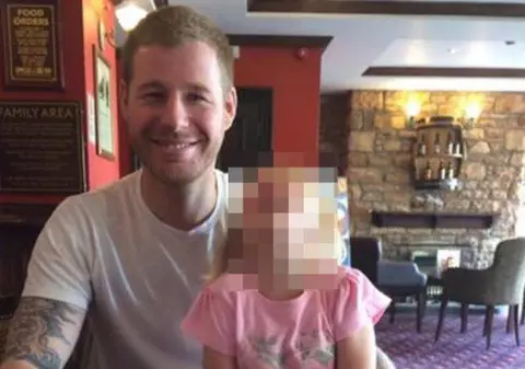 Un tată a murit la nouă zile după ce și-a salvat fiica dintr-un incendiu