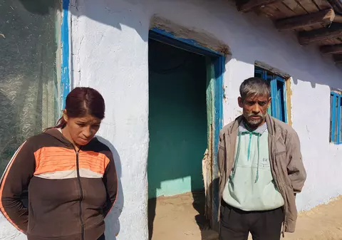 Opt frați din Vaslui, ținuți în frig, nespălați și flămânzi, au fost luați din familie și dați în plasament. Reacția părinților: «N-a murit nici un copil! De ce ni i-au luat?»/ FOTO