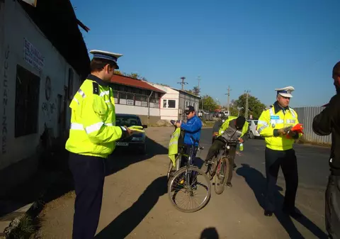 Veste reflectorizante împărțite gratuit în Vaslui. Acțiune comună a polițiștilor români și moldoveni