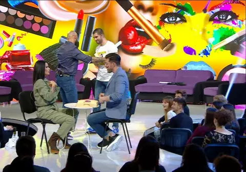 Victor Slav, pe mâinile Oanei Zăvoranu. Cum l-a fardat vedeta pe prezentator | FOTO
