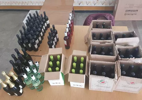 Vin de contrabandă, confiscat de jandarmi la Timișoara. Sticlele erau sigilate dar nu aveau marcaje