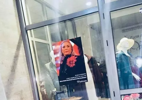 Fostele manechine crescute de Zina Dumitrescu, omagiu pentru creatoarea de modă la Casa Venus. Ce a scris Cătălin Botezatu pe coroana pentru mama Zina | FOTO