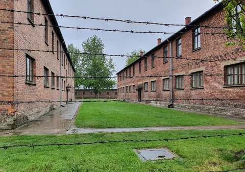 Răzvan Popescu de la Radio ZU a făcut Paștele la Auschwitz. „O vizită în lagăr ar trebui să fie obligatorie pentru orice om. Poate așa ne mai dispar gândurile războinice”