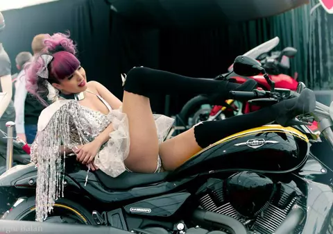 Alyanna Lu, singura cântăreață Otaku din România, își duce pisica în parc, în lesă!