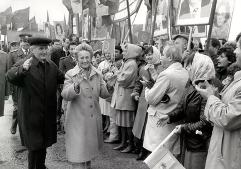 Aproape o treime dintre români cred că regimul comunist a făcut mult bine României - sondaj INSCOP