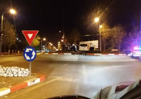 FOTO | Un șofer beat s-a "urcat" cu mașina pe un sens giratoriu la Ploiești