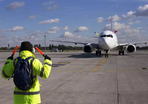 VIDEO | Cum a fost filmat un angajat al unui aeroport. Totul s-a întâmplat pe pistă, în fața pasagerilor