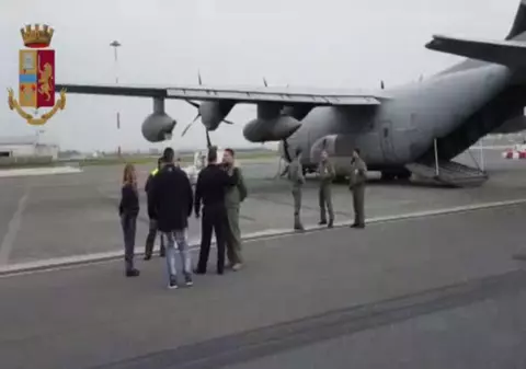 13 deținuți români din Italia, aduși în țara noastră cu avionul. Sunt condamnați pentru viol, crimă și sclavie. Reacţia lui Tudorel Toader