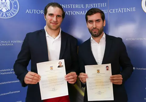 FOTO&VIDEO | Hocheiștii Phil Bushbacher și Timur Rasulov au depus ieri jurământul și au devenit cetățeni români. Un american + un rus = love!