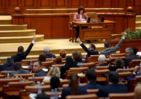 UPDATE | Codurile Penale, modificate după decizia CCR, au trecut de Parlament. Opoziţia anunţă un nou atac la CCR