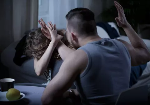 Cinci femei au fost ucise în fiecare oră, anul trecut, de parteneri sau membri ai familiei, arată un raport ONU