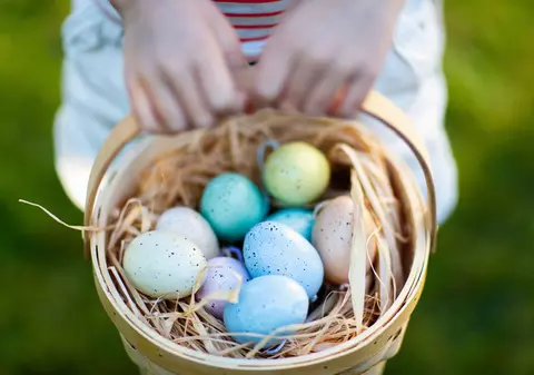 Atenție la vopseaua pentru ouăle de Paști! Infocons: Numărul aditivilor dintr-un produs este cu 58% mai mare decât în anul 2015
