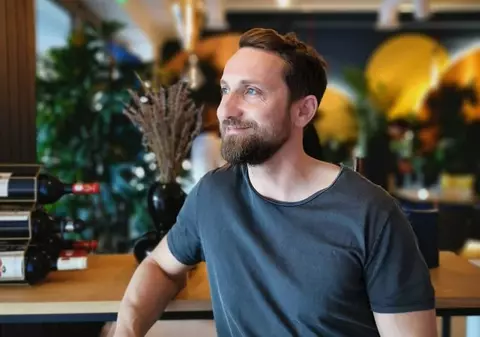 Dani Oțil: "Chiar dacă nu par, sunt foarte dus la biserică. Familia mea ținea foarte mult la slujba de duminică"