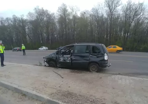 Accident grav lângă Jilava, soldat cu un mort și șase răniți grav. O mașină cu muncitori a intrat într-un TIR