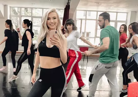 Andreea Bălan a intrat în sala de repetiții, după cele trei operații suferite. „Ne pregătim de vară”