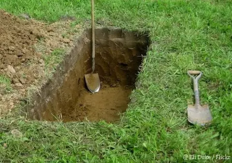 VIDEO | Un bărbat s-a dus la funeraliile celui care i-a despărțit părinții. Ce a spus acolo a stârnit rumoare printre rudele dispărutului