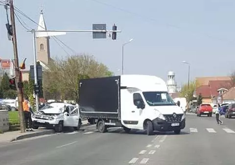 Un primar a provocat un accident rutier. A făcut praf mașina instituției și a ajuns la Urgențe!