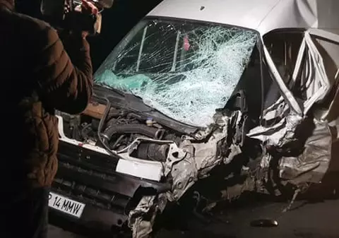 Două microbuze cu pasageri implicate într-un accident grav în Arad. Șapte persoane au fost rănite