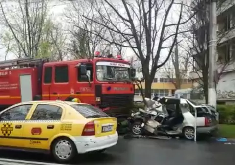Accident între o mașină de pompieri și un autoturism, în această dimineață, în sectorul 3