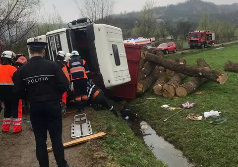 Camion cu bușteni răsturnat în Maramureș. Șoferul a rămas prizonier în cabină |FOTO