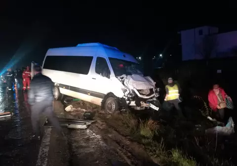 Accident între două microbuze, în judeţul Iaşi. 8 dintre cei 27 de pasageri au ajuns la spital