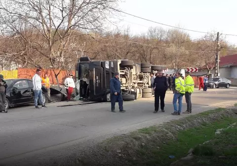 TIR plin cu pietriș, răsturnat în Buzău. Șoferul, beat criță, a rămas încarcerat în cabină