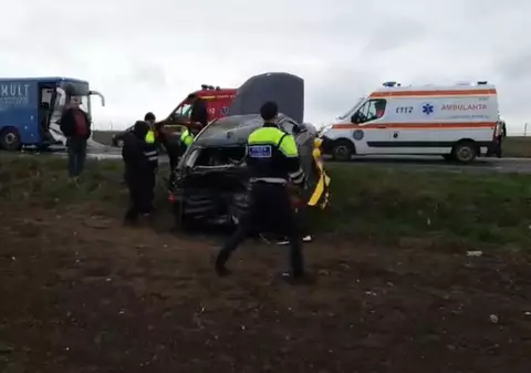 Accident între un autobuz și un autoturism în fața aeroportului din Constanța. Patru persoane au fost rănite | VIDEO
